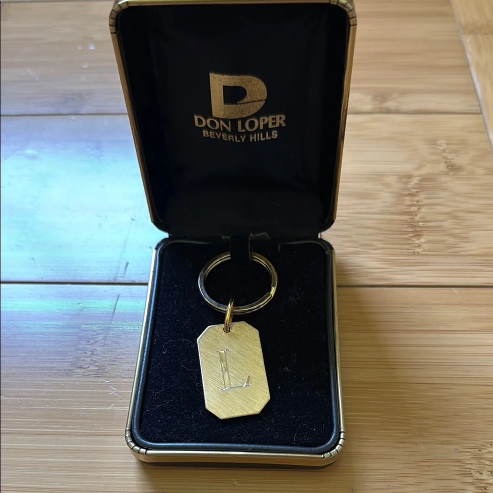 Don Loper Beverly Hills Gold Toned keychain monogram “L”